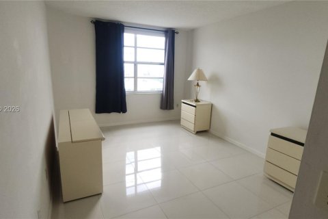 Copropriété à louer à Hallandale Beach, Floride: 1 chambre, 80.82 m2 № 2401929 - photo 5