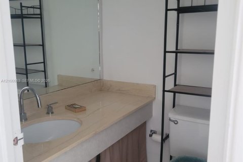 Copropriété à louer à Hallandale Beach, Floride: 1 chambre, 80.82 m2 № 2401929 - photo 18