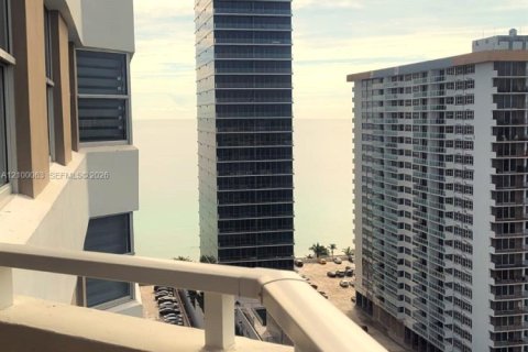 Copropriété à louer à Hallandale Beach, Floride: 1 chambre, 80.82 m2 № 2401929 - photo 2