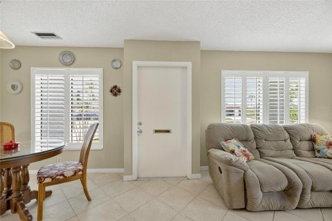 House in Sun City Center, Florida 2 bedrooms, 111.48 sq.m. № 1837650 - photo 7