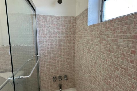 House in North Miami Beach, Florida 2 bedrooms, 200.48 sq.m. № 1951270 - photo 23