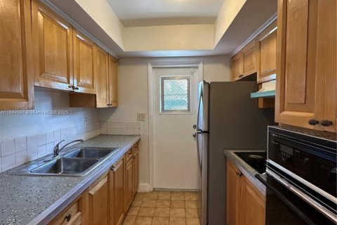 House in North Miami Beach, Florida 2 bedrooms, 200.48 sq.m. № 1951270 - photo 7
