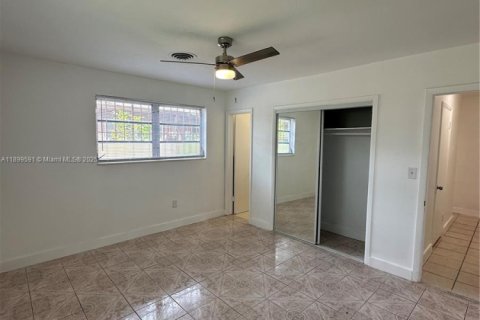 House in North Miami Beach, Florida 2 bedrooms, 200.48 sq.m. № 1951270 - photo 16