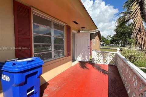 House in North Miami Beach, Florida 2 bedrooms, 200.48 sq.m. № 1951270 - photo 27