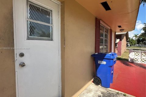 House in North Miami Beach, Florida 2 bedrooms, 200.48 sq.m. № 1951270 - photo 3