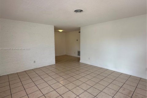 House in North Miami Beach, Florida 2 bedrooms, 200.48 sq.m. № 1951270 - photo 8