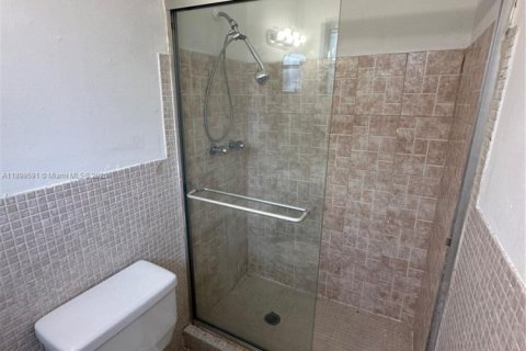 House in North Miami Beach, Florida 2 bedrooms, 200.48 sq.m. № 1951270 - photo 12