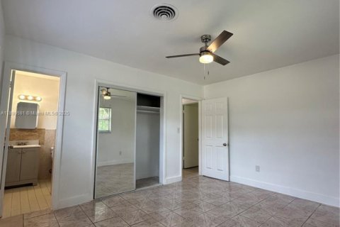 House in North Miami Beach, Florida 2 bedrooms, 200.48 sq.m. № 1951270 - photo 15