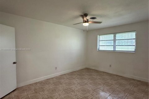House in North Miami Beach, Florida 2 bedrooms, 200.48 sq.m. № 1951270 - photo 17