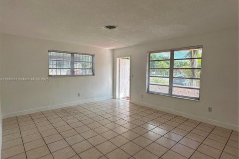 House in North Miami Beach, Florida 2 bedrooms, 200.48 sq.m. № 1951270 - photo 9
