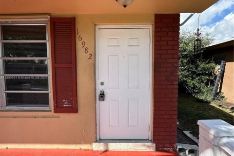 House in North Miami Beach, Florida 2 bedrooms, 200.48 sq.m. № 1951270 - photo 2