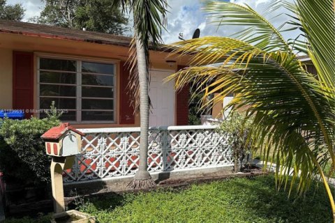 House in North Miami Beach, Florida 2 bedrooms, 200.48 sq.m. № 1951270 - photo 29