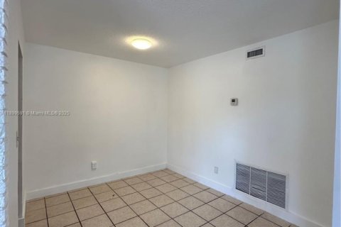House in North Miami Beach, Florida 2 bedrooms, 200.48 sq.m. № 1951270 - photo 11