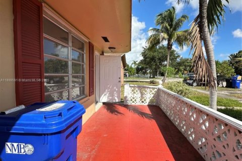 House in North Miami Beach, Florida 2 bedrooms, 200.48 sq.m. № 1951270 - photo 26