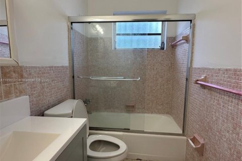 House in North Miami Beach, Florida 2 bedrooms, 200.48 sq.m. № 1951270 - photo 22