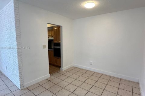 House in North Miami Beach, Florida 2 bedrooms, 200.48 sq.m. № 1951270 - photo 10