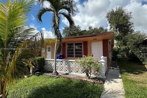 House in North Miami Beach, Florida 2 bedrooms, 200.48 sq.m. № 1951270 - photo 1