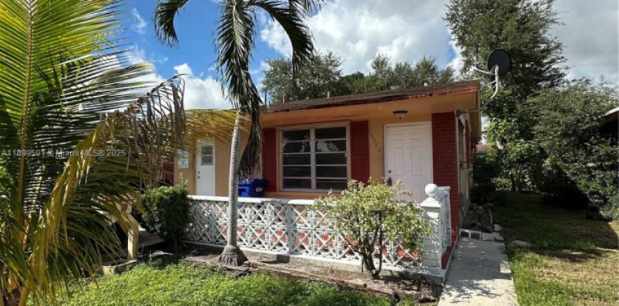 House in North Miami Beach, Florida 2 bedrooms, 200.48 sq.m. № 1951270