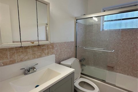House in North Miami Beach, Florida 2 bedrooms, 200.48 sq.m. № 1951270 - photo 21