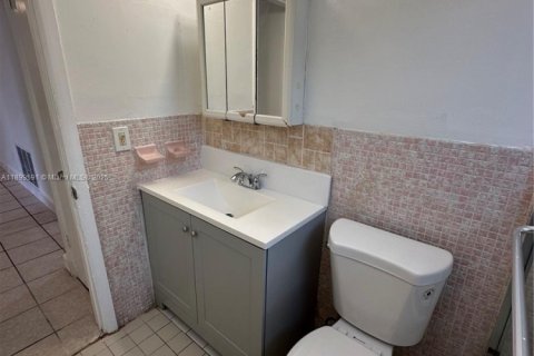 House in North Miami Beach, Florida 2 bedrooms, 200.48 sq.m. № 1951270 - photo 24