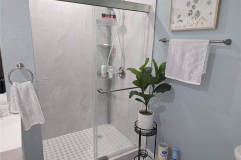 House in Miami, Florida 3 bedrooms, 124.86 sq.m. № 1890447 - photo 19