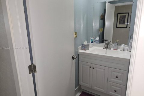 House in Miami, Florida 3 bedrooms, 124.86 sq.m. № 1890447 - photo 18