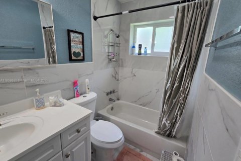 House in Miami, Florida 3 bedrooms, 124.86 sq.m. № 1890447 - photo 14