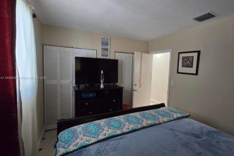 House in Miami, Florida 3 bedrooms, 124.86 sq.m. № 1890447 - photo 12