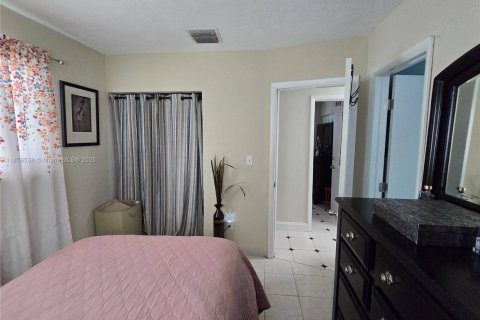 House in Miami, Florida 3 bedrooms, 124.86 sq.m. № 1890447 - photo 17