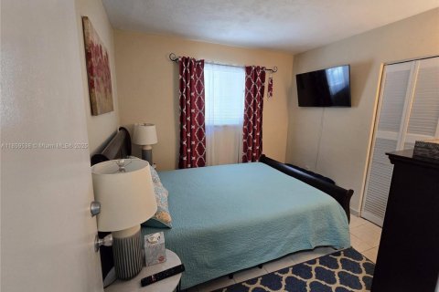 House in Miami, Florida 3 bedrooms, 124.86 sq.m. № 1890447 - photo 25