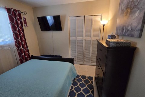 House in Miami, Florida 3 bedrooms, 124.86 sq.m. № 1890447 - photo 24