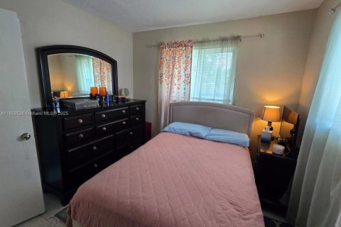 House in Miami, Florida 3 bedrooms, 124.86 sq.m. № 1890447 - photo 15