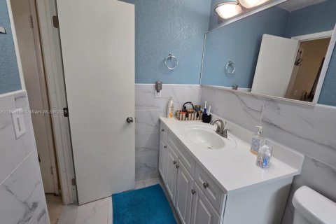 House in Miami, Florida 3 bedrooms, 124.86 sq.m. № 1890447 - photo 13
