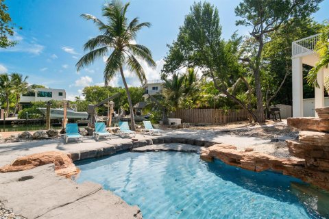 House in Tavernier, Florida 4 bedrooms, 297.66 sq.m. № 2261568 - photo 11