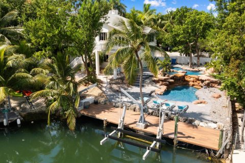 House in Tavernier, Florida 4 bedrooms, 297.66 sq.m. № 2261568