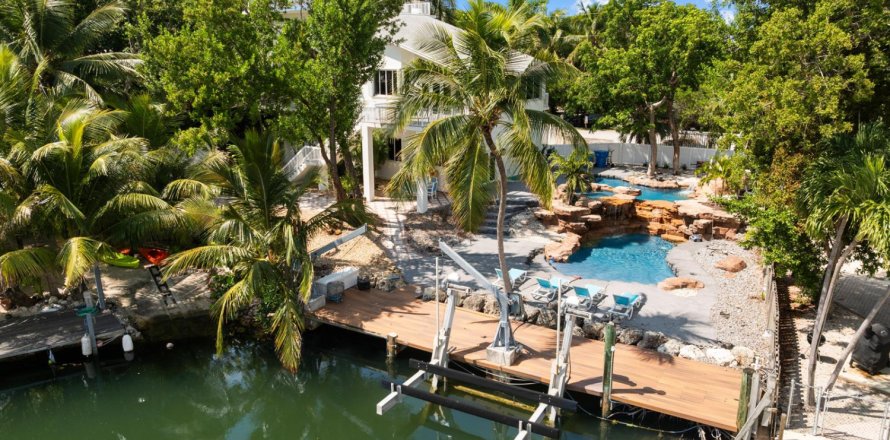 House in Tavernier, Florida 4 bedrooms, 297.66 sq.m. № 2261568