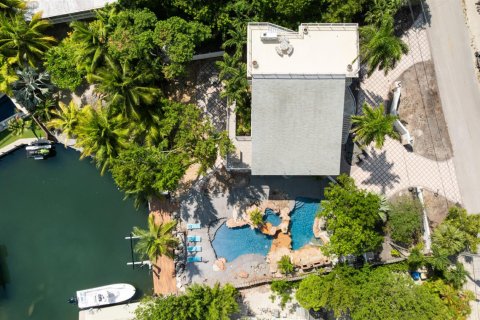 House in Tavernier, Florida 4 bedrooms, 297.66 sq.m. № 2261568 - photo 3