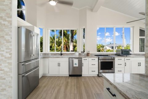 House in Tavernier, Florida 4 bedrooms, 297.66 sq.m. № 2261568 - photo 20