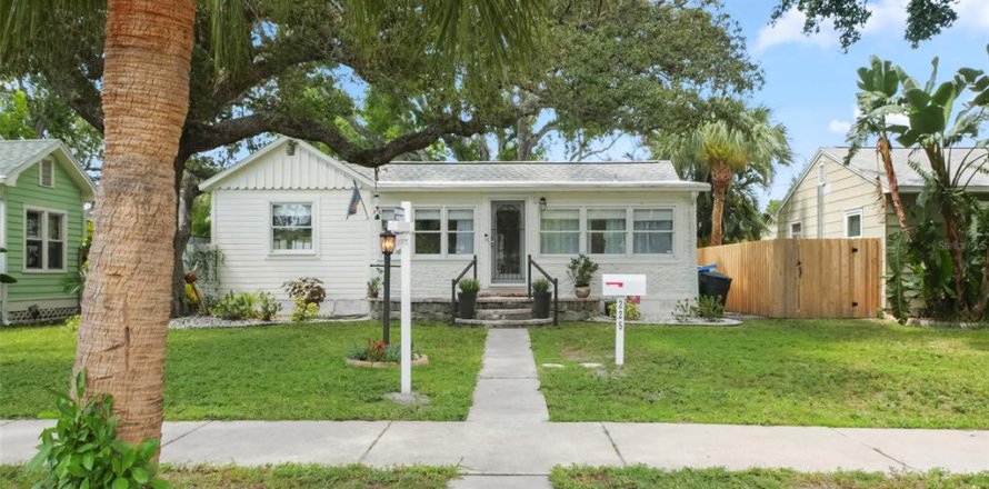 House in Saint Petersburg, Florida 2 bedrooms, 115.29 sq.m. № 1842309
