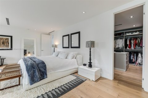 House in Key Biscayne, Florida 5 bedrooms, 342.62 sq.m. № 1971317 - photo 24