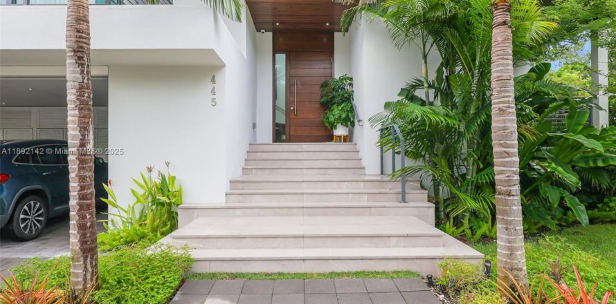 House in Key Biscayne, Florida 5 bedrooms, 342.62 sq.m. № 1971317