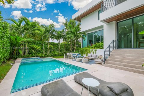 House in Key Biscayne, Florida 5 bedrooms, 342.62 sq.m. № 1971317 - photo 30