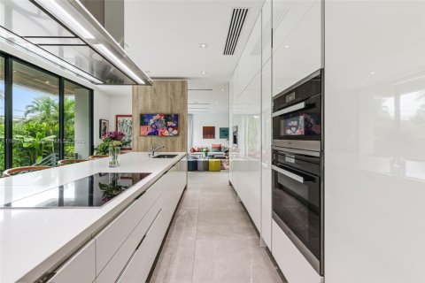 House in Key Biscayne, Florida 5 bedrooms, 342.62 sq.m. № 1971317 - photo 13