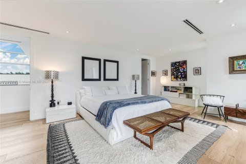 House in Key Biscayne, Florida 5 bedrooms, 342.62 sq.m. № 1971317 - photo 23