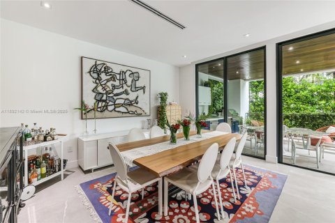 House in Key Biscayne, Florida 5 bedrooms, 342.62 sq.m. № 1971317 - photo 11