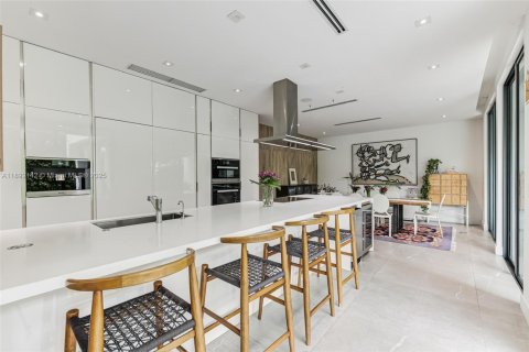 House in Key Biscayne, Florida 5 bedrooms, 342.62 sq.m. № 1971317 - photo 10