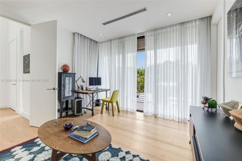 House in Key Biscayne, Florida 5 bedrooms, 342.62 sq.m. № 1971317 - photo 18