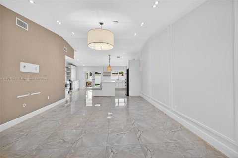 Снять в аренду виллу или дом в Майами, Флорида 4 спальни, 169.27м2, № 1950334 - фото 6