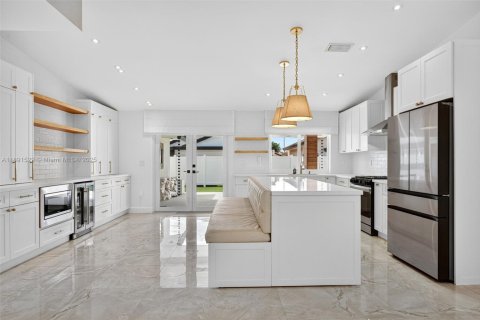 Снять в аренду виллу или дом в Майами, Флорида 4 спальни, 169.27м2, № 1950334 - фото 1