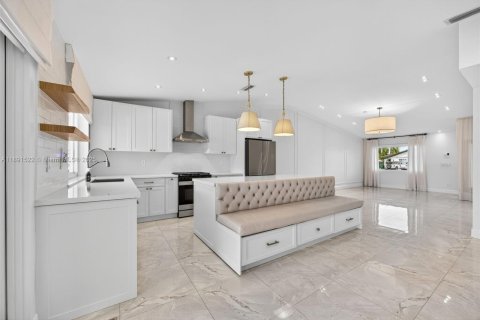 Снять в аренду виллу или дом в Майами, Флорида 4 спальни, 169.27м2, № 1950334 - фото 11